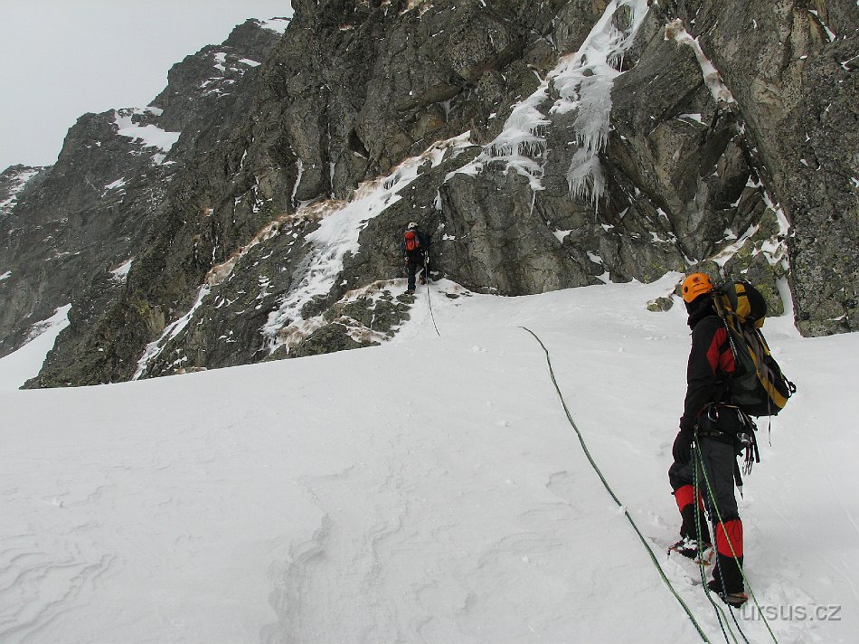 tatry 098.jpg - Jsme pod nástupem. Zakládám prvního "přítele" a jde se na věc.